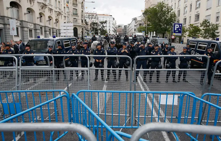 2012-09-25T233247Z-01-PDH563-RTRMDNP-3-SPAIN-BUDGET-PROTESTS-JPG7596383296057135558