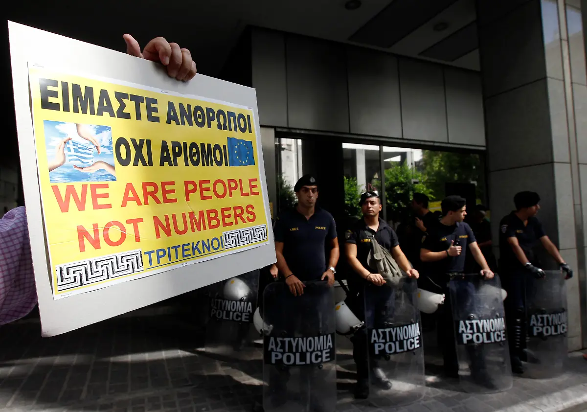 2012-09-21T101050Z-01-ATH03-RTRMDNP-3-GREECE-AUSTERITY-TROIKA-JPG8644885056850939054
