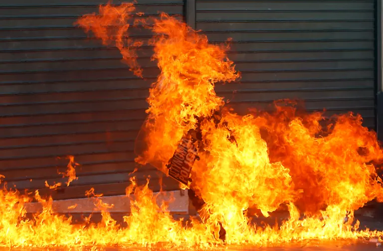 2012-09-26T142421Z-01-YAN19-RTRMDNP-3-GREECE-STRIKE-JPG4817947028932434894