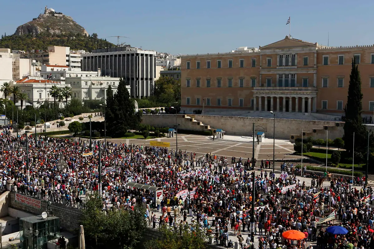 2012-09-26T093927Z-01-YAN10-RTRMDNP-3-GREECE-STRIKE-JPG5224423853345970683