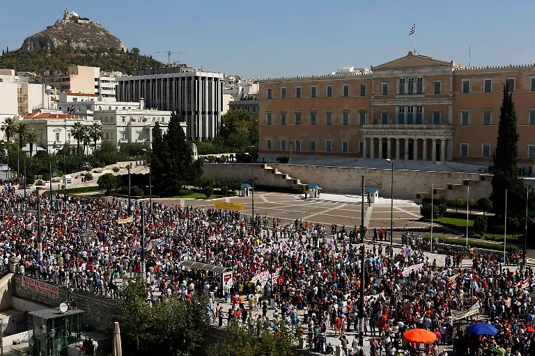 2012-09-26T093927Z-01-YAN10-RTRMDNP-3-GREECE-STRIKE-JPG5224423853345970683