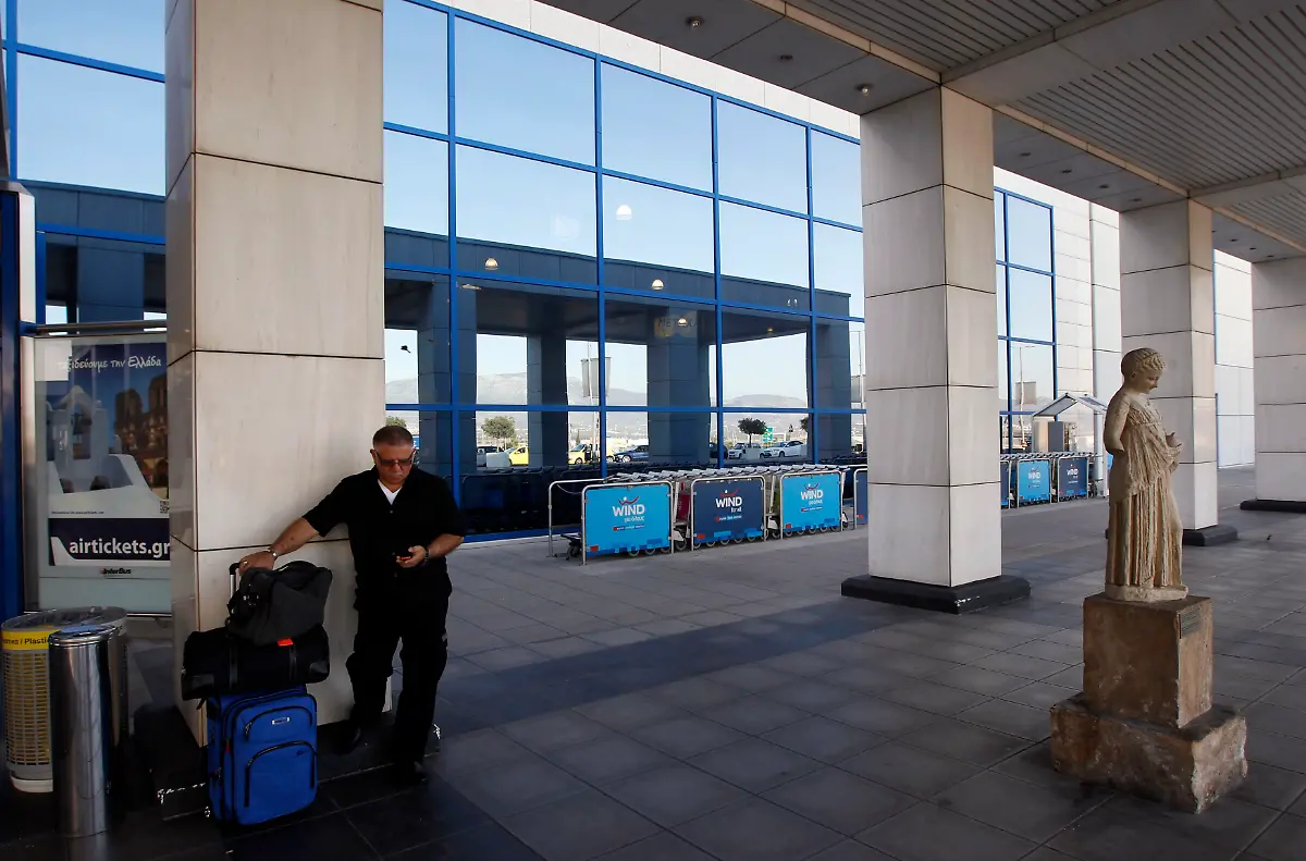 2012-09-26T075114Z-01-ATH05-RTRMDNP-3-GREECE-STRIKE-JPG7853765830347350277