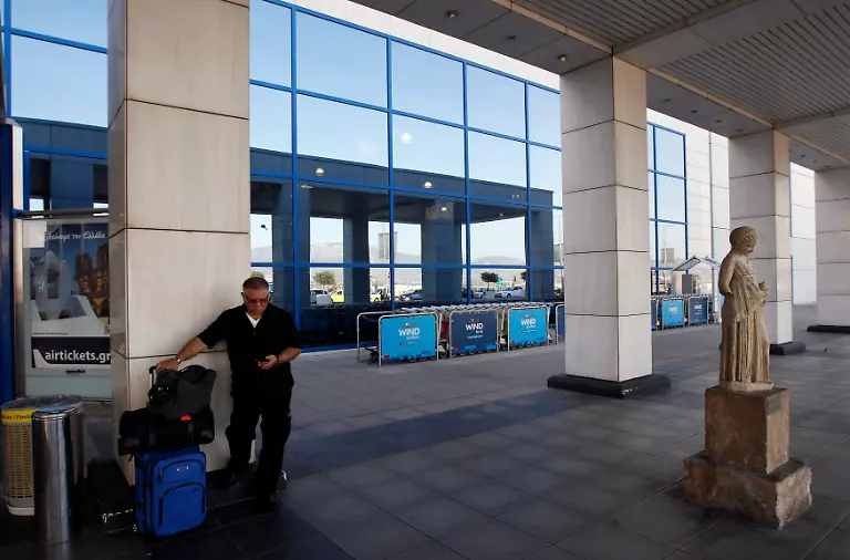 2012-09-26T075114Z-01-ATH05-RTRMDNP-3-GREECE-STRIKE-JPG7853765830347350277