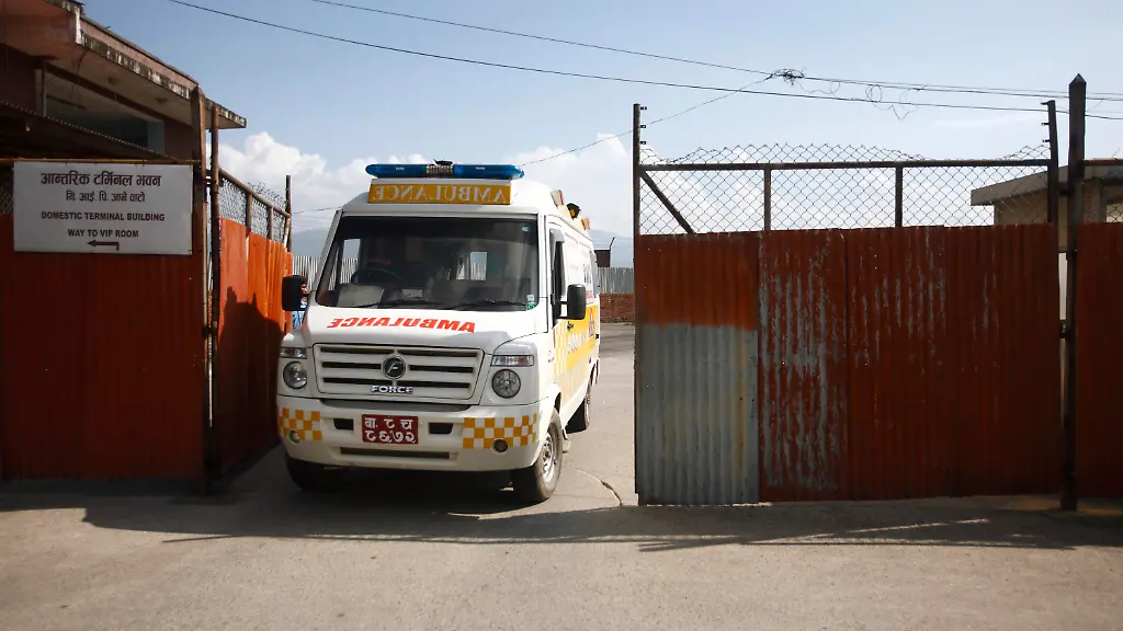 2012-09-23T114136Z-01-NEP06-RTRMDNP-3-NEPAL-AVALANCHE-JPG6352467085452624