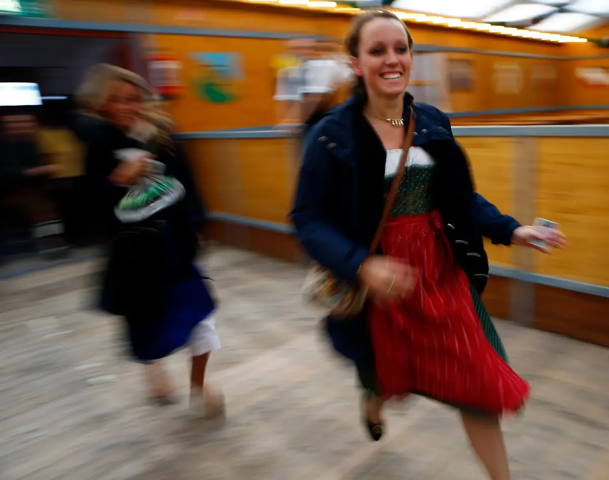 2012-09-22T082137Z-01-MDA02-RTRMDNP-3-GERMANY-OKTOBERFEST-JPG9016913536111214253