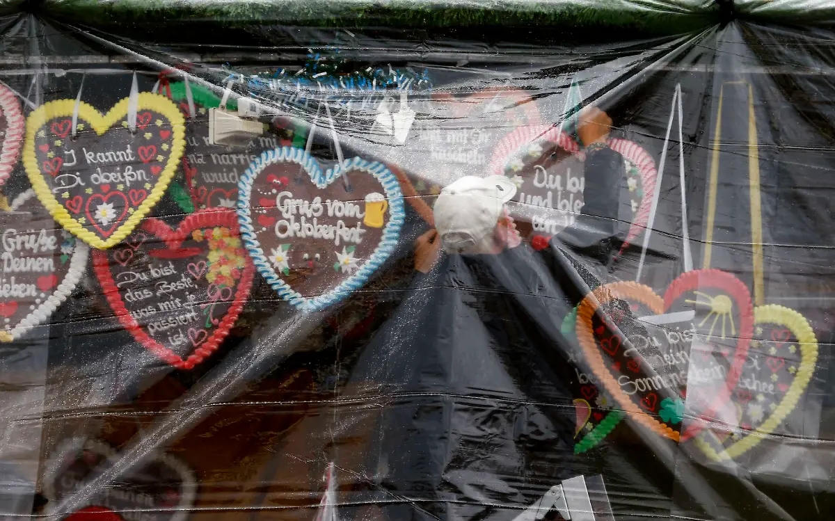 2012-09-22T081357Z-01-KAI01-RTRMDNP-3-Germany-OKTOBERFEST-JPG2063975332610400818