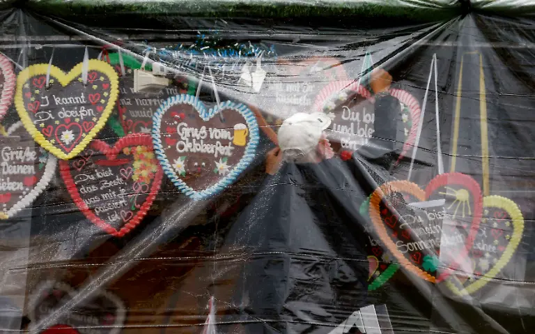 2012-09-22T081357Z-01-KAI01-RTRMDNP-3-Germany-OKTOBERFEST-JPG2063975332610400818