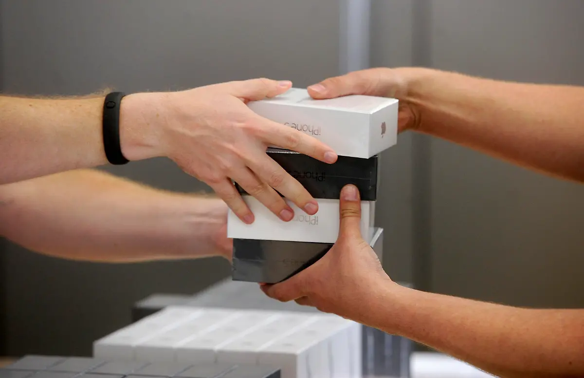 2012-09-21T173950Z-01-NOB08-RTRMDNP-3-APPLE-IPHONE-JPG3985037320927363785