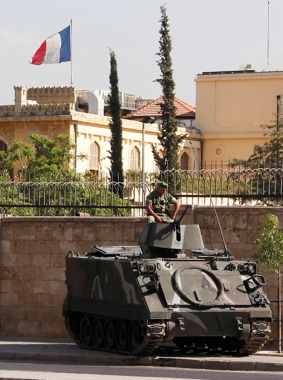 2012-09-19T131327Z-01-LBN04-RTRMDNP-3-FILM-PROTESTS-FRANCE-JPG2492768111939991261