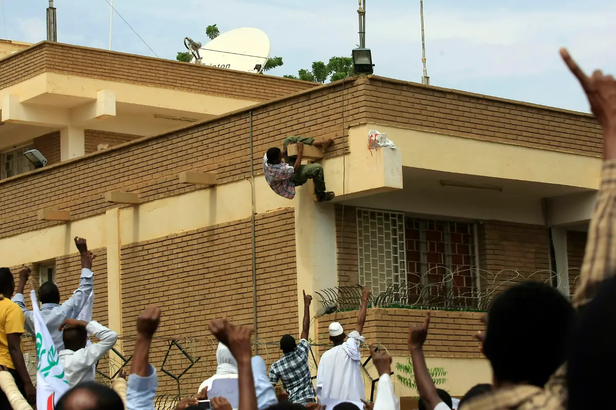 2012-09-14T164847Z-01-SUD09-RTRMDNP-3-FILM-PROTESTS-SUDAN-JPG5722933840796228205