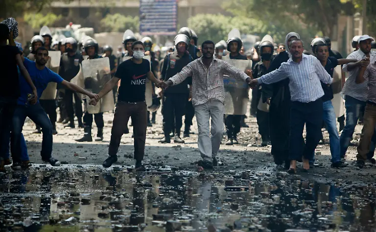 2012-09-14T134238Z-01-CAI105-RTRMDNP-3-FILM-PROTESTS-JPG623296238149104760