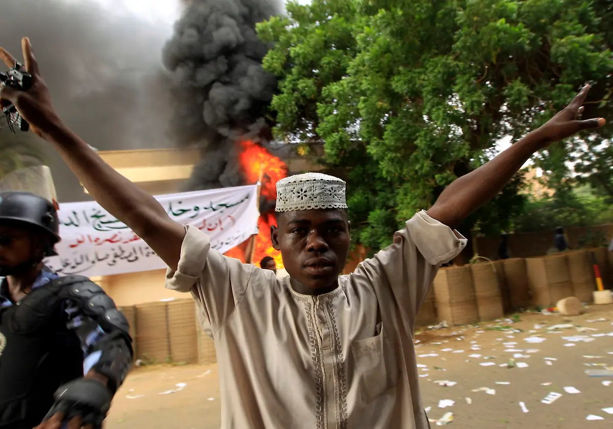 2012-09-14T161759Z-01-SUD03-RTRMDNP-3-FILM-PROTESTS-SUDAN-JPG2370120797676039483