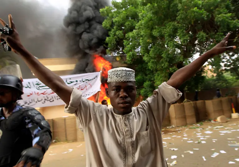 2012-09-14T161759Z-01-SUD03-RTRMDNP-3-FILM-PROTESTS-SUDAN-JPG2370120797676039483