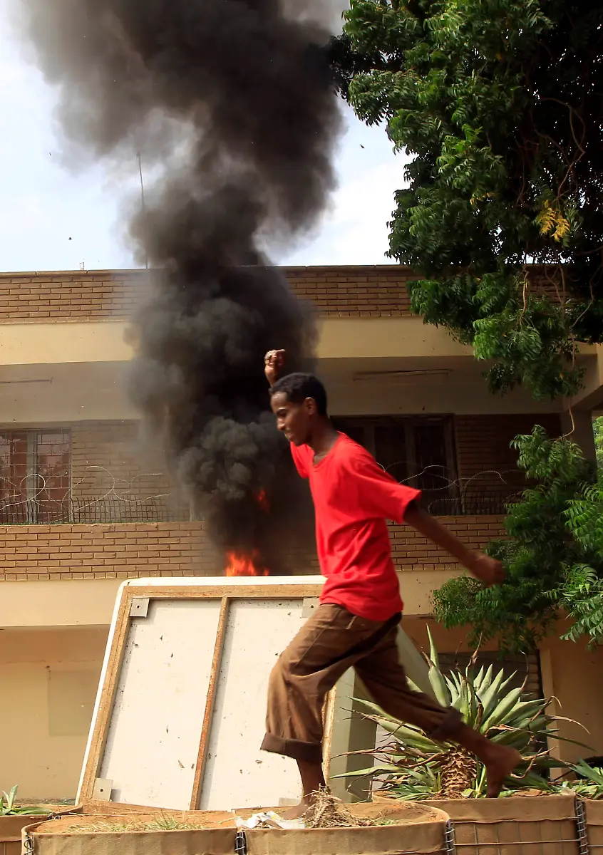 2012-09-14T163438Z-01-SUD08-RTRMDNP-3-FILM-PROTESTS-SUDAN-JPG5885095646433353483