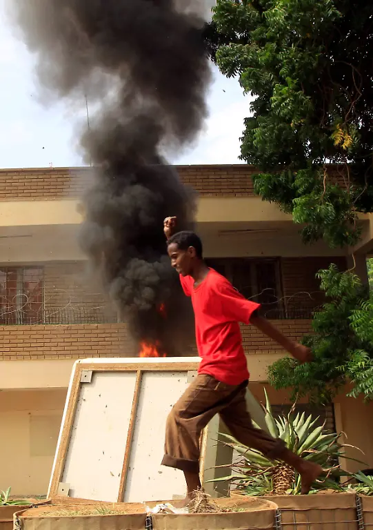 2012-09-14T163438Z-01-SUD08-RTRMDNP-3-FILM-PROTESTS-SUDAN-JPG5885095646433353483