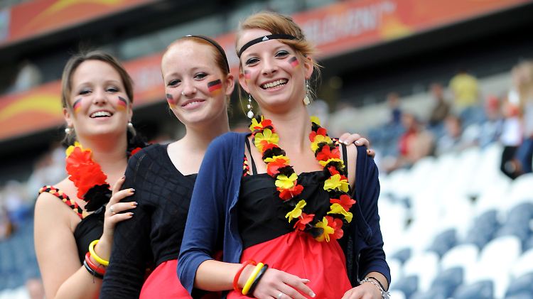 Begeisterte Fans, aber auch begeisterte Fußballerinnen? Noch können sich die Vereine vor Neuanmeldungen retten.
