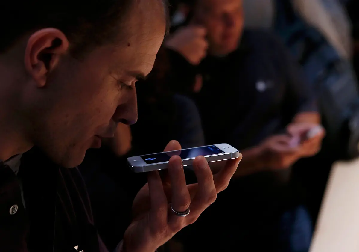 2012-09-12T195525Z-01-SFO48-RTRMDNP-3-APPLE-IPHONE-JPG4257512643284847715