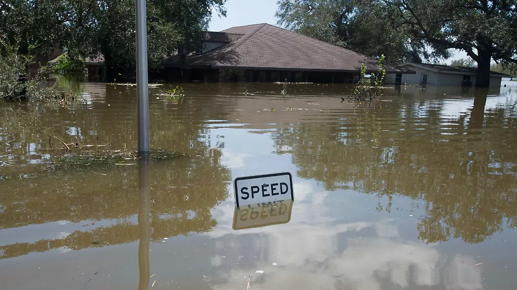 2012-09-01T214457Z-01-LJC120-RTRMDNP-3-STORM-ISAAC-JPG7411908860288199653