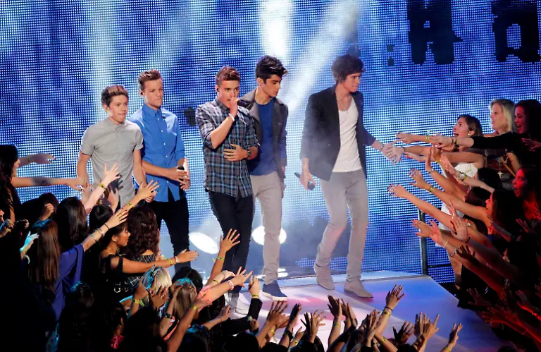 2012-09-07T012610Z-01-LOA104-RTRMDNP-3-TELEVISION-MTV-VMA-JPG3328650825391228785