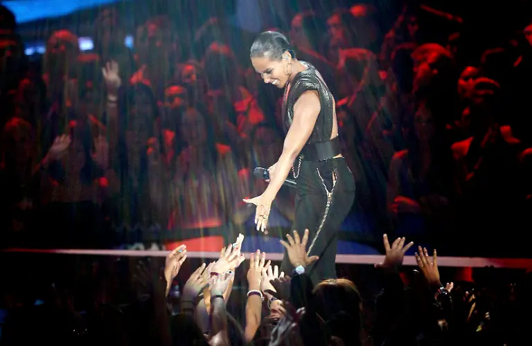 2012-09-07T024015Z-01-LOA137-RTRMDNP-3-TELEVISION-MTV-VMA-JPG4493954488571976146
