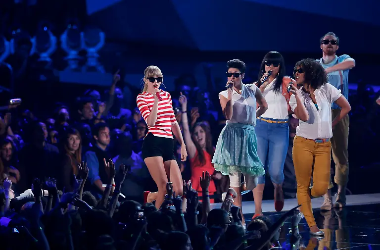 2012-09-07T031139Z-01-LOA151-RTRMDNP-3-TELEVISION-MTV-VMA-JPG3689777144888984552
