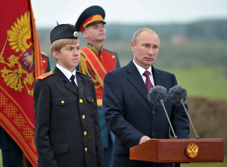 2012-09-02T160912Z-01-MOS04-RTRMDNP-3-RUSSIA-PUTIN-BORODINO-JPG4896759927431079209