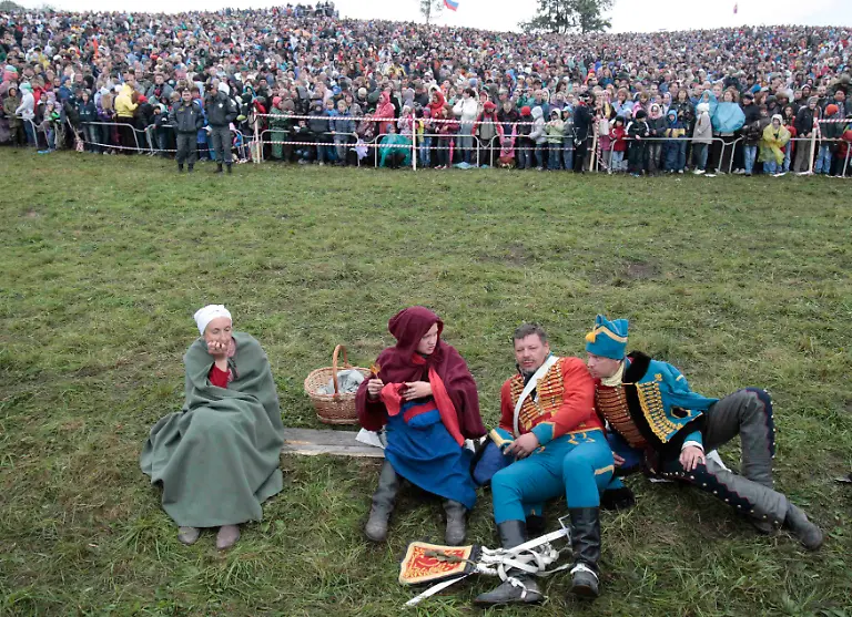 2012-09-02T200331Z-01-MOS20-RTRMDNP-3-RUSSIA-PUTIN-BORODINO-JPG6192640525247134872