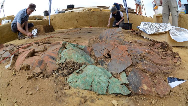 Scherben von Ton- und Bronzegefäßen liegen in der rund 3000 Jahre alten Grabkammer.