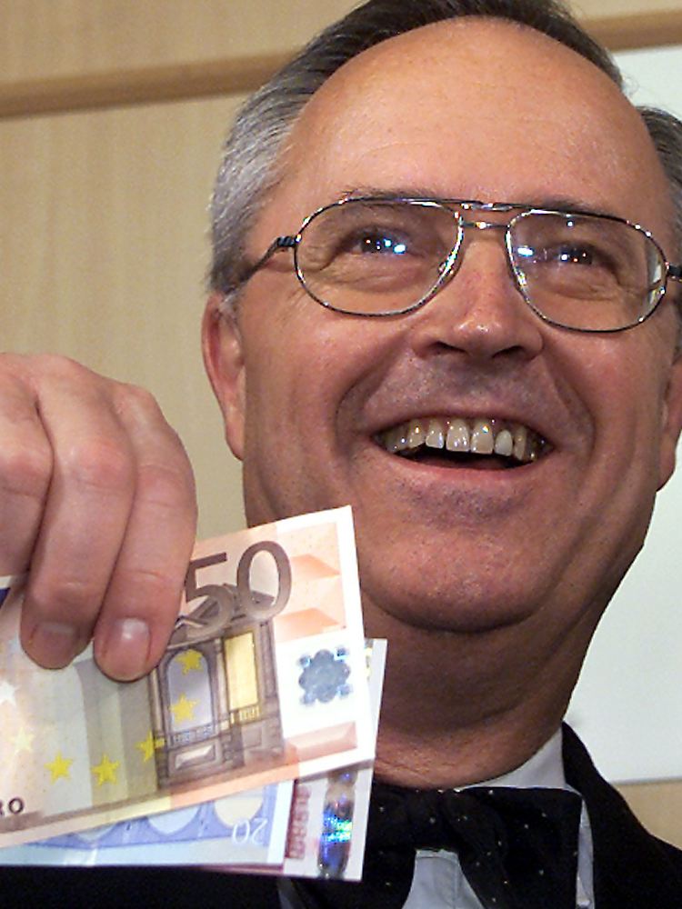 Hans Eichel war von 1999 bis 2005 Finanzminister der rot-grünen Koalition unter Gerhard Schröder. Der 67-jährige Eichel ist ausgebildeter Gymnasiallehrer und war Oberbürgermeister seiner Geburtsstadt Kassel sowie von 1991 bis 1999 Ministerpräsident von Hessen.