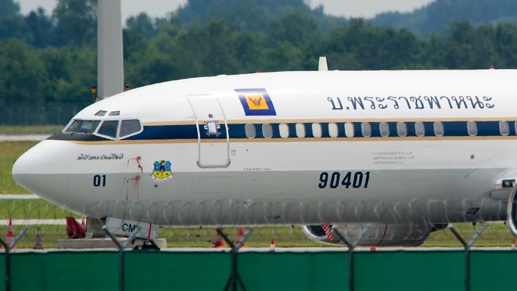 Die Boeing 737 des thailändischen Kronprinzen Maha Vajiralongkorn steht mit versiegelter Tür in München.