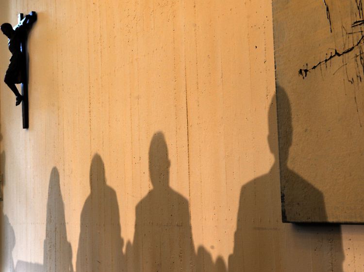 Das Bistum Hildesheim kündigt an, bei der Aufklärung des Falles zu helfen.