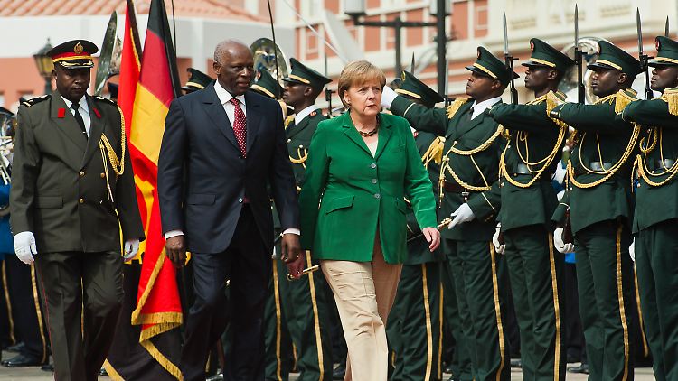Wirtschaftsdelegation: Merkel mit Dos Santos.