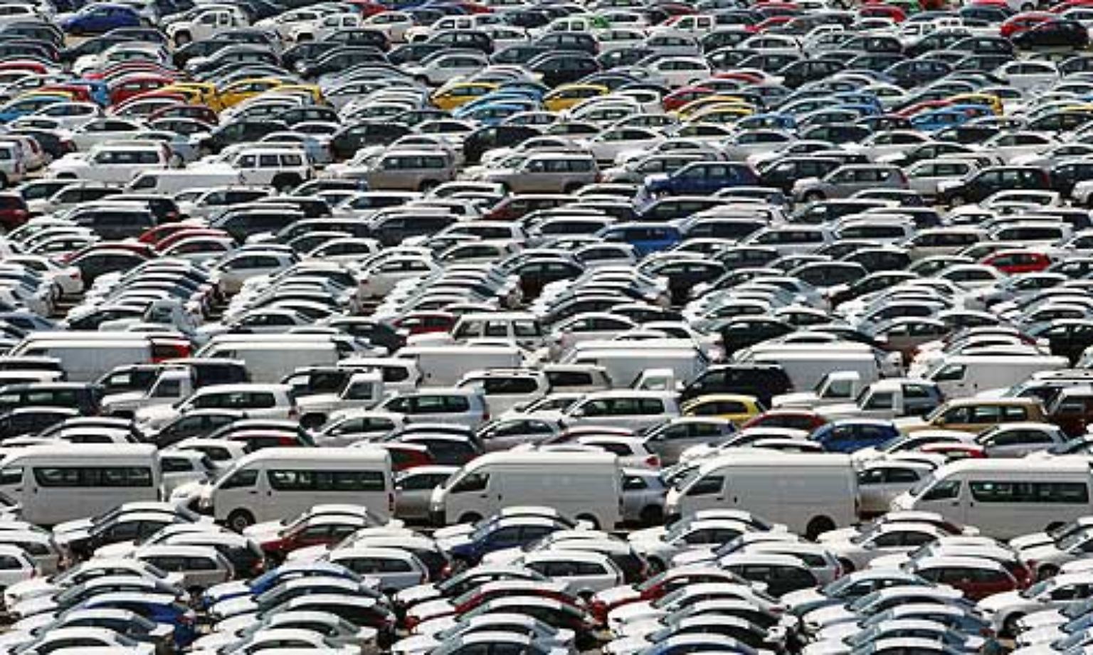 Die Automobilindustrie hat ein Problem. Der Absatz hinkt, ganz besonders in den USA. Dort stehen sich die Neuwagen die Reifen platt. Die Wirtschaftskrise hat die Branche fest im Würgegriff.