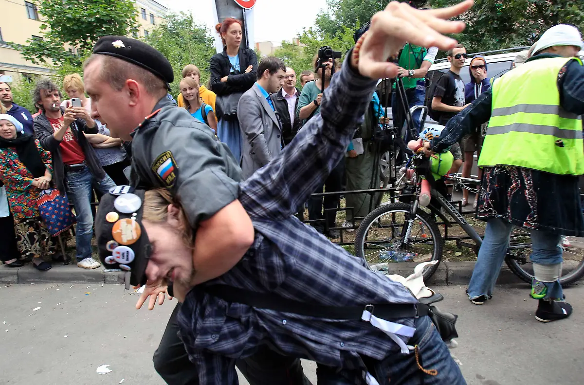 2012-08-17T185332Z-01-MOS49-RTRMDNP-3-RUSSIA-PUSSYRIOT-JPG2365183053463616964