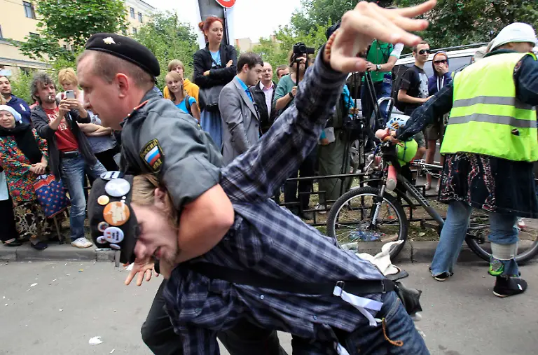 2012-08-17T185332Z-01-MOS49-RTRMDNP-3-RUSSIA-PUSSYRIOT-JPG2365183053463616964