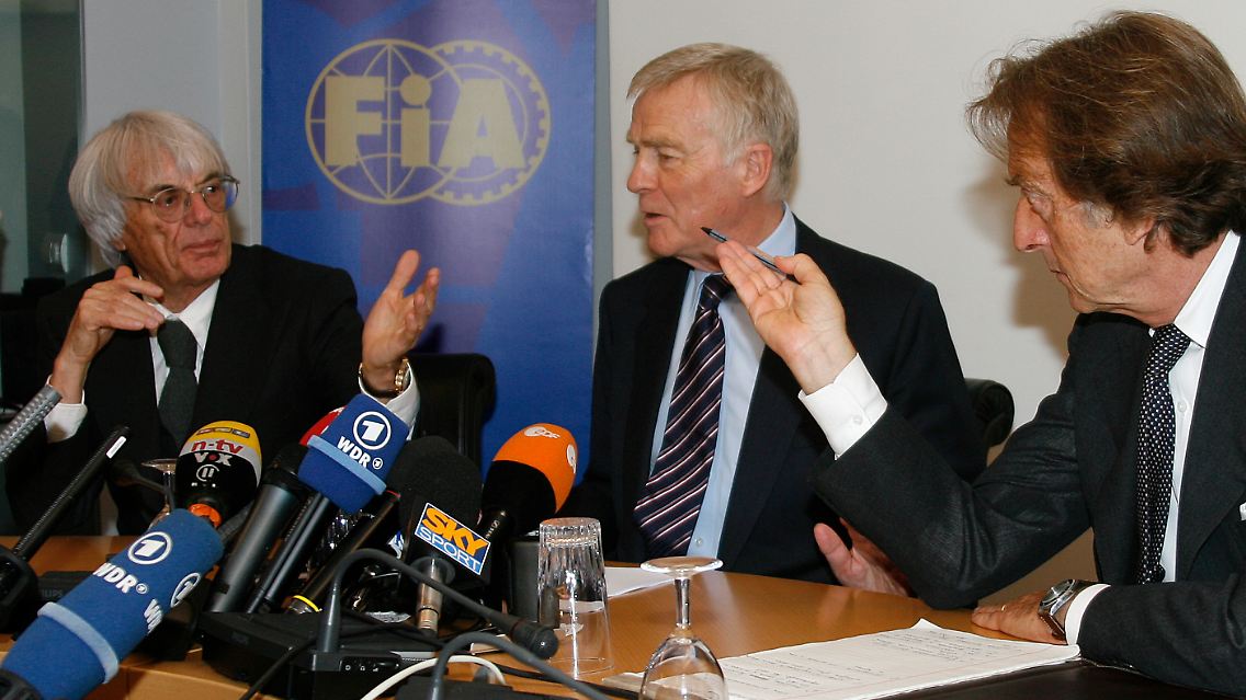Wer diskutiert hier mit wem? Max Mosley (M.) zwischen Bernie Ecclestone und Ferrari-Boss Luca di Montezemolo.