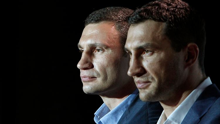 Trauer um den Vater: Vitali (links) und Wladimir Klitschko.