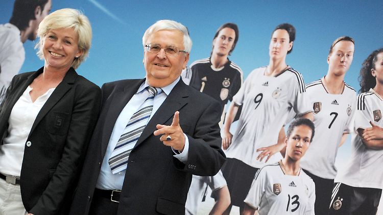 DFB-Präsident Theo Zwanziger muss sich nach einer neuen Bundestrainerin umschauen. Die alte, Silvia Neid, bleibt an Bord.