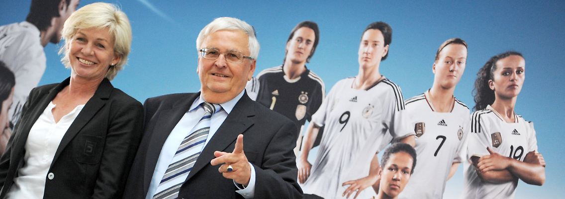 DFB-Präsident Theo Zwanziger muss sich nach einer neuen Bundestrainerin umschauen. Die alte, Silvia Neid, bleibt an Bord.
