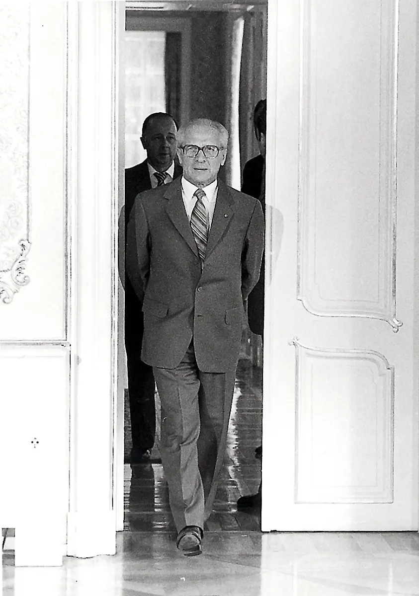 Honecker-kommt-duch-Tuer