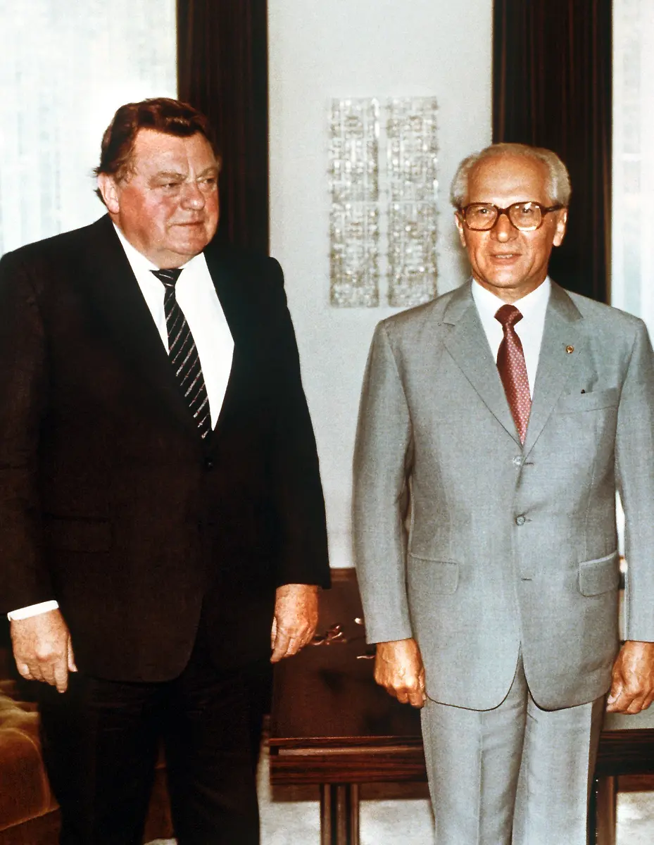 Honecker-Strauss-240783