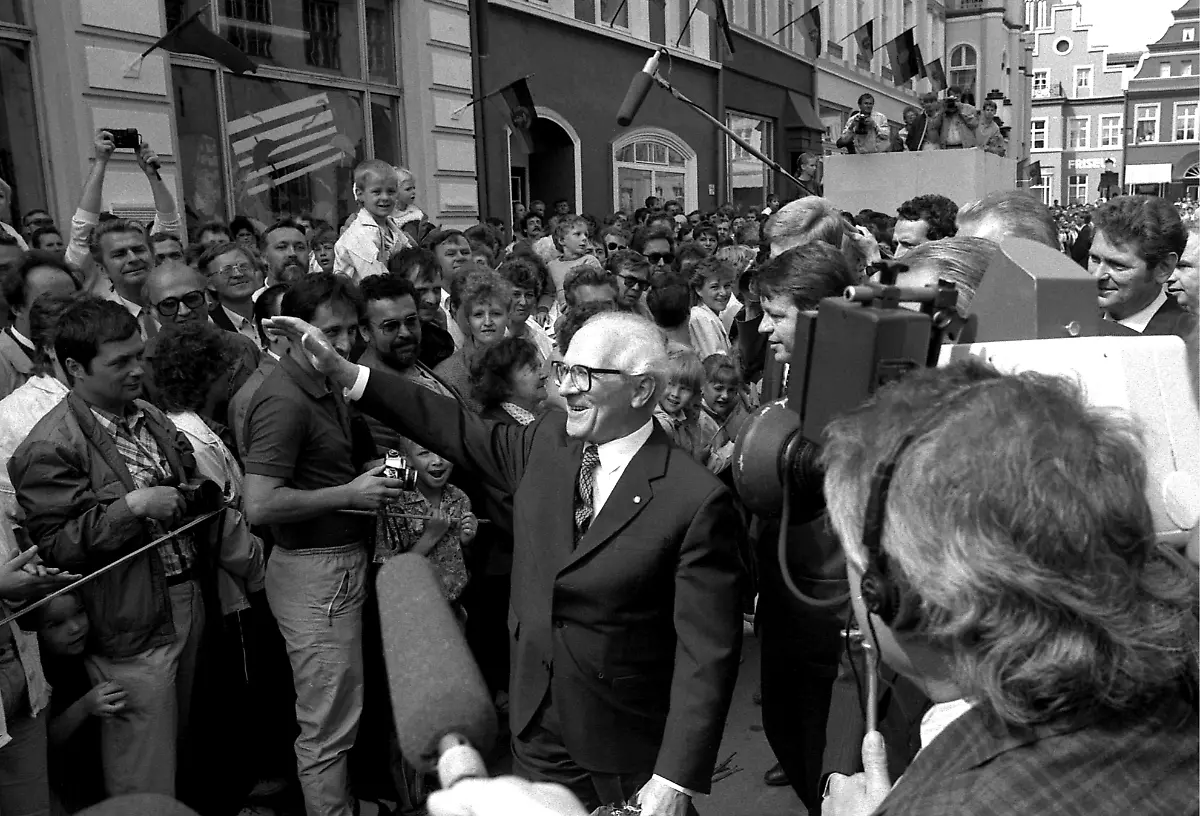 Honecker-Greifswald-Domweihe-110689