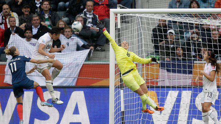 US-Sturmstar Abby Wambach traf per Kopf zum 2:1 und bereitete damit den Weg für den Finaleinzug.