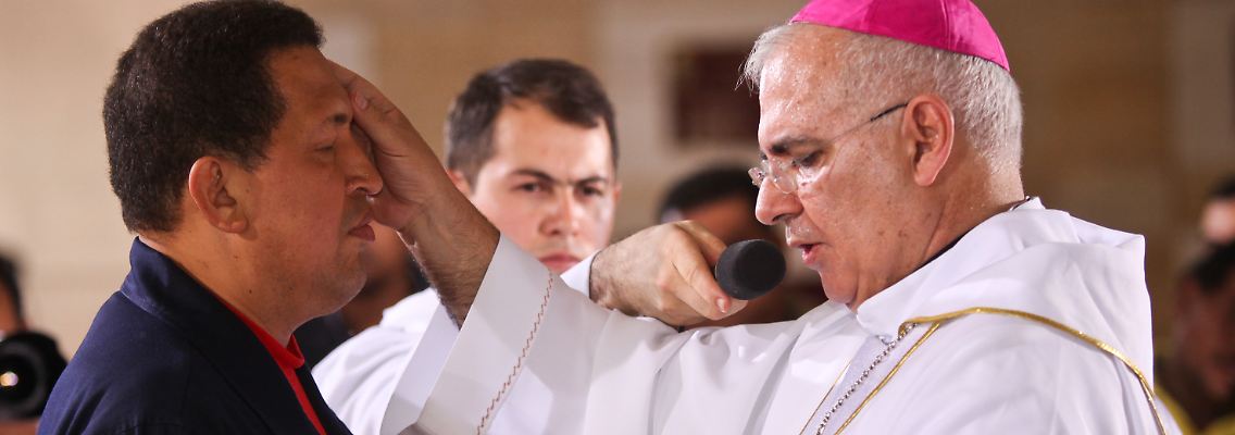 Vielleicht hilft ja kirchlicher Beistand? Chavéz lässt sich segnen.