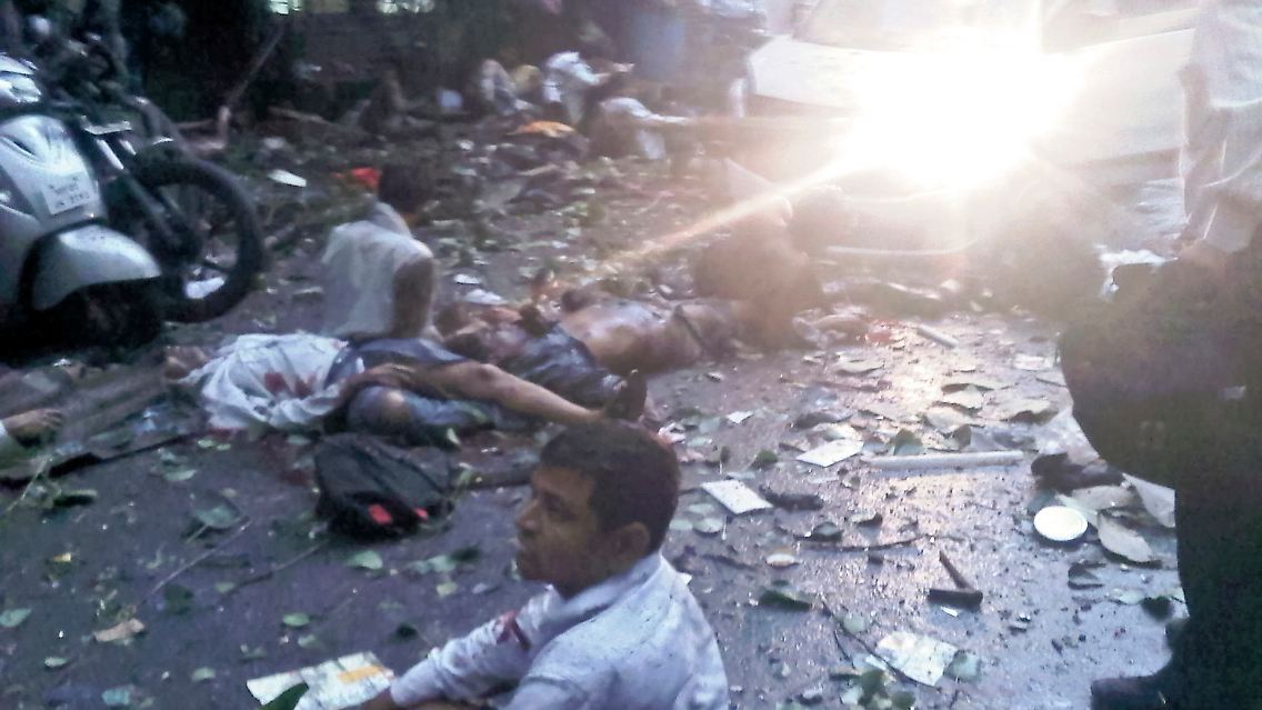 2011-07-13T161736Z_01_AAL104_RTRMDNP_3_INDIA-BLAST-MUMBAI.JPG5849035661934909367.jpg
