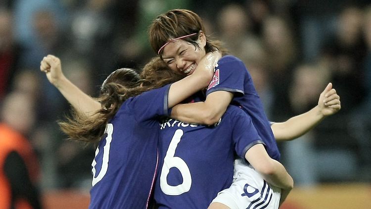 "Prachtnelken" in voller Blüte: Nahomi Kawasumi feiert ihr Tor zum 3:1 Endstand gegen enttäuschende Schwedinnen.