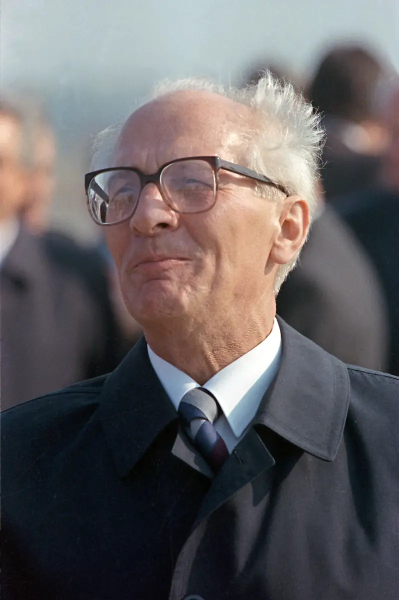 Honecker-Airport-1989