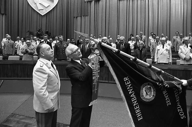 Honecker-KMOrden-Stasi-1985