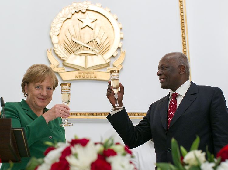 Vor Merkel (l.) war Erich Honecker 1979 als vorläufig letzter deutscher (de facto-) Regierungschef in Angola. Wenige Monate später kam Dos Santos (r.) an die Macht.