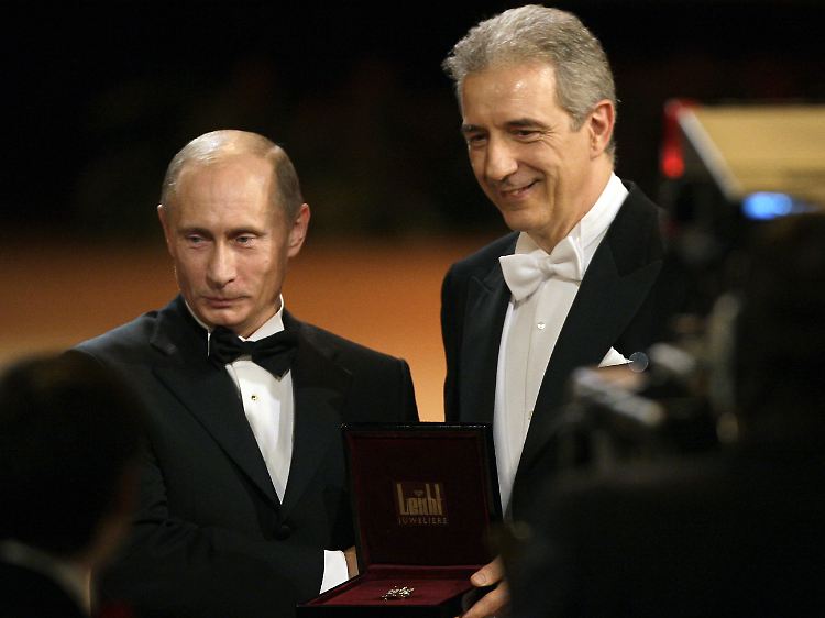 Der sächsische Ministerpräsident Tillich (CDU, r) überreicht 2009 Putin in der Semperoper einen Ehrenpreis.